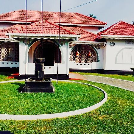 Walawwa Dutch House Hotel Джа-Ела Екстериор снимка